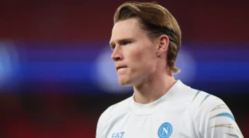 صفقة كبرى محتملة.. مانشستر يونايتد يخطط لاستعادة سكوت مكتوميناي من نادي نابولي الإيطالي